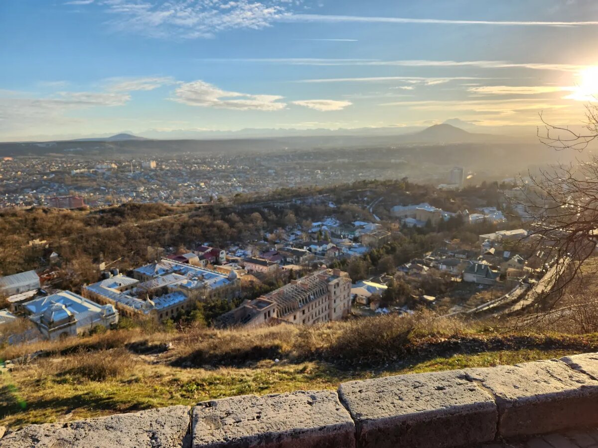 Вид открывается волшебный, видна гора Эльбрус 