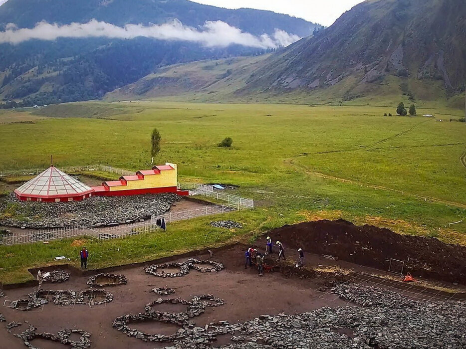 Рис. 1. Могильник Берель. Фото музеефицированного «царского» кургана пазырыкской культуры и раскопа на месте некрополя предтюркского времени. Фото: qazvoyage.kz