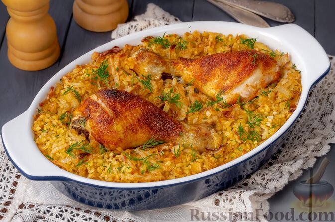 куриные ножки, булгур, лук репчатый, соль, перец чёрный молотый, приправ для курицы, масло растительное, зелень укропа