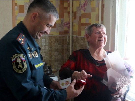     Ветерана МЧС в ЕАО наградили юбилейной медалью. ФОТО: ГУ МЧС по ЕАО