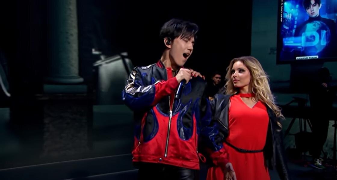    Фрагмент исполнения песни «Be with Me»:YouTube / Dimash Qudaibergen