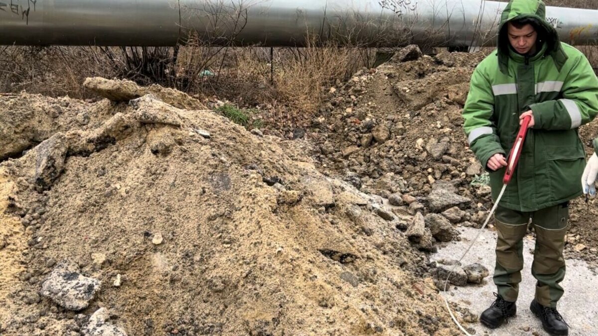     Водитель КамАЗа сбрасывал грунт с кусками асфальта в центре Волгограда, сообщает региональное Управление Росприроднадзора. Принадлежит грузовик ООО «Концессии теплоснабжения».