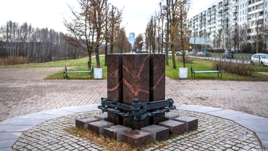 Памятный знак, установленный в начале аллеи на пересечении улицы Планерной и Долгоозерной. Фото из открытых источников в сети Интернет (Яндекс Картинки)