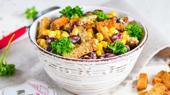    Недорого и вкусно: салат из кукурузы и фасоли с сухариками Анна Черкесова