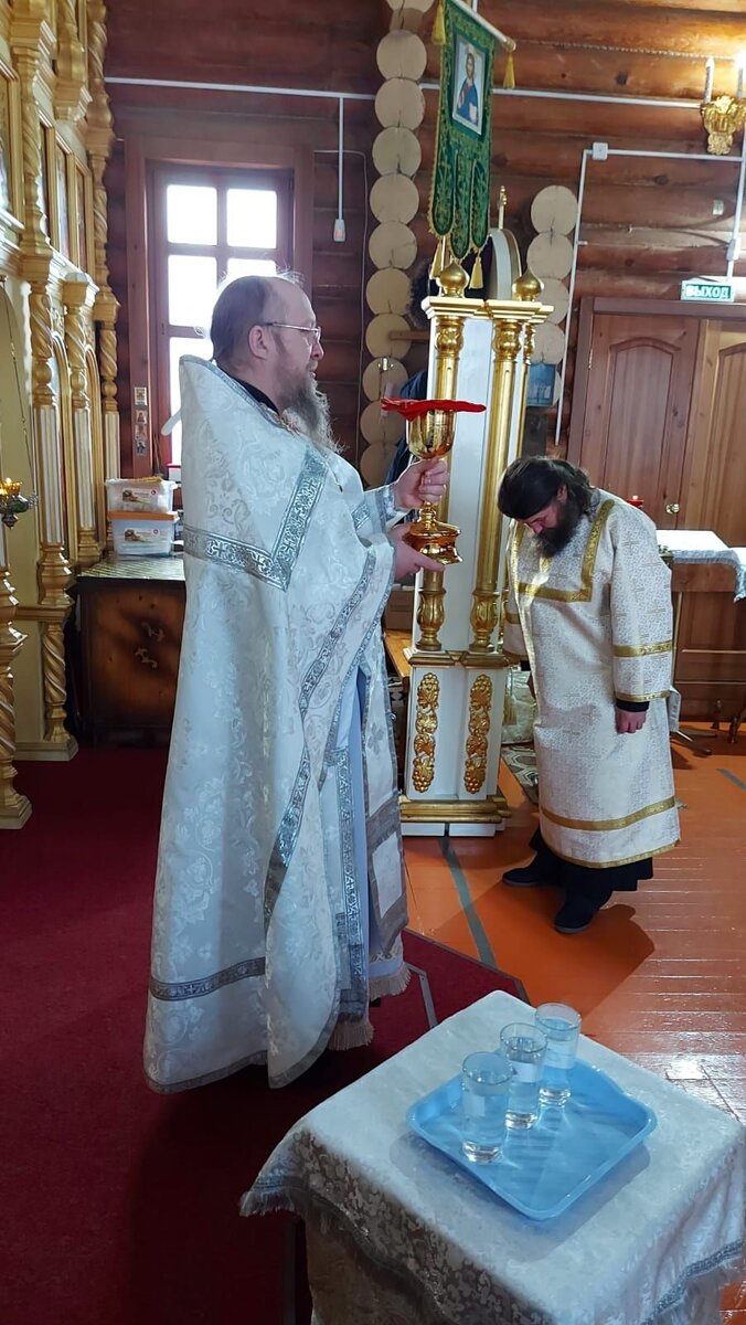 Несмотря на "крепкие" сибирские морозы, утро в нашем храме началось с самого главного Богослужения - Литургии.
О духовных советах. Неделя по Богоявлении 
Мф.4:12–17
Еф.4:7–13 

В неделю пред Богоявлением мы читали, как Иоанн Креститель «понижал горы и наполнял долы» и как он отвечал на вопросы: «что нам делать»? Несомненно, ему приходилось отвечать и на множество вопросов: «что мне делать»? Но Евангелисты не приводят таких случаев. Когда сказанное авторитетным человеком одному – становится достоянием всех, каждый старается примерить это и на свой счет, что не всегда полезно.

В наше время появилось много печатных воспоминаний церковных людей о своих духовных наставниках. Это – сокровищница духовного опыта. Но все это говорилось для конкретного человека, для того, кто связал свою жизнь именно с этим наставником. И наставник влагал свои слова в уже давно открытую ему и доверяющую ему душу. А посторонние могут смутиться или чрезмерной строгостью советов, или – излишней мягкостью, или – необычностью.

Но один ответ одному человеку Евангелисты все-таки приводят. Потому что этот ответ был решающим для собственной жизни Иоанна. Человек этот – царь Ирод. Он был довольно любознателен и, наверное, тоже пришел к Иоанну и спросил: «а что мне делать»? Иоанн Креститель, не многословя, сказал главное: «Не должно тебе иметь жену Филиппа, брата твоего» (Мф.14:4–3). После этого Иоанн был «отдан под стражу» и мог сказать, как и Апостол Павел потом скажет: «я уже становлюсь жертвой, и время моего отшествия настало» (2Тим.4:6). Но Иоанн и в темнице не перестал обличать. Его не смутило, что из-за этого он вынужден прекратить дело, для которого послан Богом. Его не размягчило, что Ирод с охотой слушал его, и многое даже делал по его совету. Потому что один-единственный нераскаянный грех – и есть тот самый «грех к смерти», о котором писал Иоанн Богослов (1Ин.5:16).

Но, конечно, никто не мог бы сделать Иоанну зла, если бы уже не «пришел час его» (Ин.7:30). Иоанн чувствовал это и говорил: «Ему должно расти, а мне умаляться» (Ин.3:30). И Сам Иисус лишь с этого времени «начал проповедовать и говорить: покайтесь, ибо приблизилось Царство Небесное».

Господь каждому дал свое дело. Он поставил «одних Апостолами, других пророками, иных Евангелистами, иных пастырями и учителями, к совершению святых, на дело служения, для созидания Тела Христова», Его церкви. И каждому надо знать и меру своих обязанностей, и меру своих возможностей, и меру своей ответственности. У пророка Иезекииля сказано: если «ты не будешь ничего говорить, чтобы предостеречь беззаконника от пути его, то беззаконник тот умрет за грех свой, но кровь его взыщу от руки твоей. Если же ты остерегал беззаконника от пути его, чтобы он обратился от него, но он от пути своего не обратился, – то он умирает за грех свой, а ты спас душу твою» (Иез.33:8–9). Мы ответим за то, что не предостерегли. Услышит нас беззаконник или нет, это уже – на его совести. А дела Божьи и совершались, и совершаются, и будут совершаться, «доколе не придем в единство веры, и познания Сына Божия, в мужа совершенного, в меру полного возраста Христова».