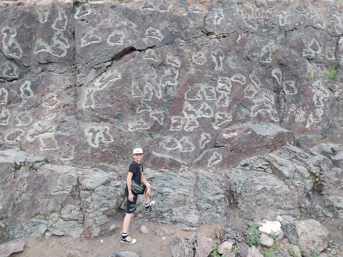 "Незайчики" справа..