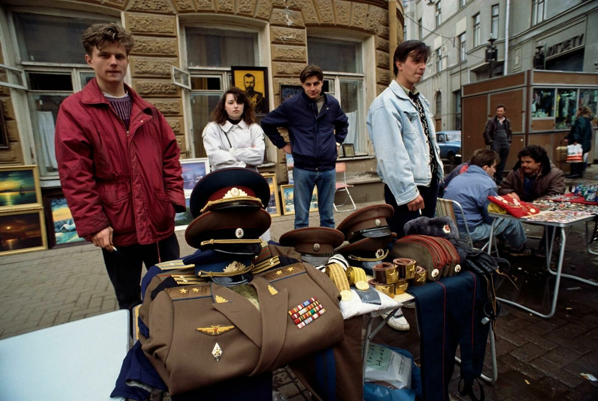 Улица 90х. Уличная торговля в Москве 90-е. Святые Москва 90е. Москва лихие 90-е. Рынок 90х на Арбате.