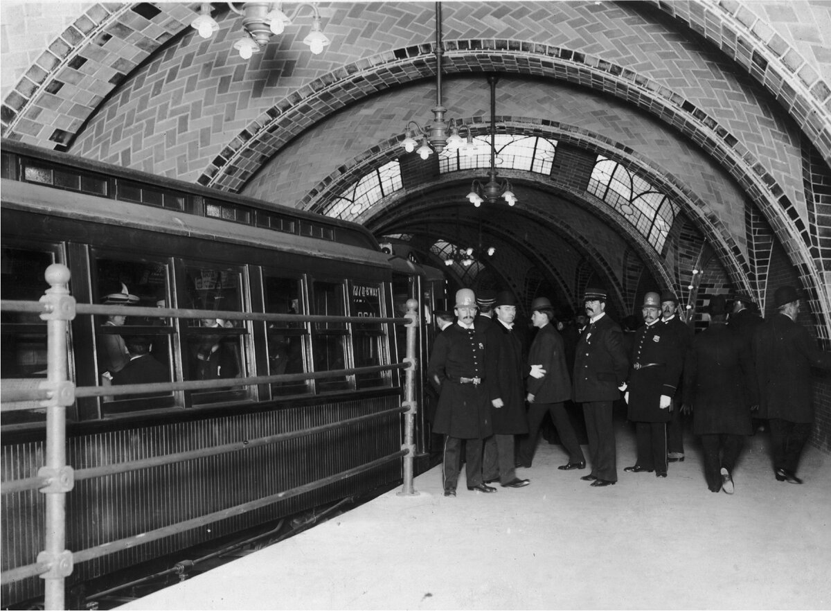 Открытие первого метрополитена. 1900 В Нью-Йорке открыта первая линия метрополитена. Метро Нью Йорка 1904. Нью Йорк метро 1868. Первое метро в Нью Йорке 1868.