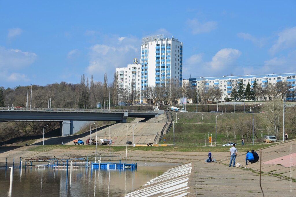 01.Прилетел на один день в Уфу. Река Агидель или Белая река разлилась, хорошенько подтопила берега, впрямь создается впечатление о могучей и полноводной артерии. Хотя может так оно и есть на самом деле, все таки самый крупный приток Камы.      

