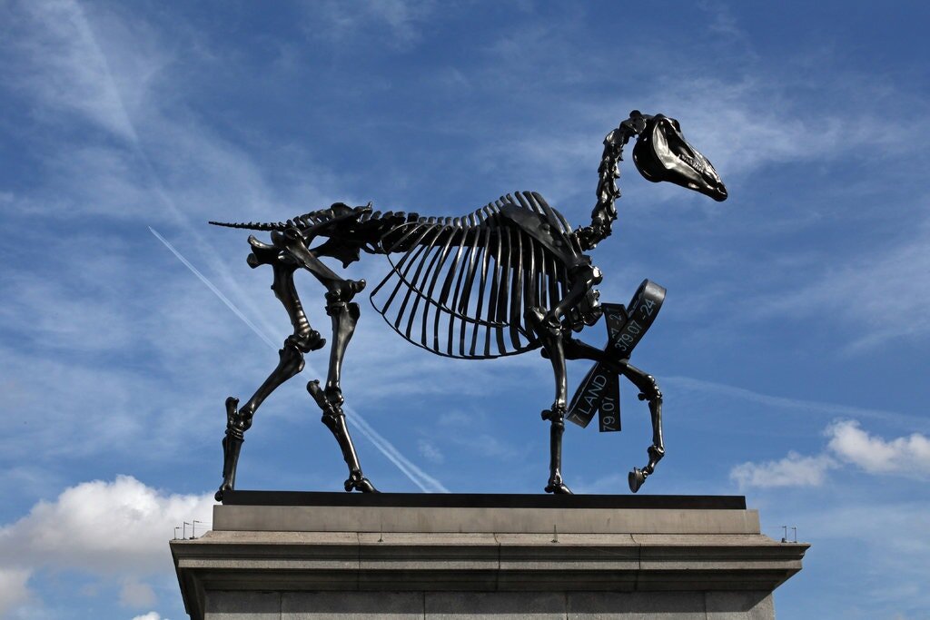 Контрмонумент Ханса Хааке "Подарочная лошадь, модель для четвертого плинта, Трафальгарская площадь, Лондон" Кредит-Ханс Хаак/Общество защиты прав художников (ARS), Нью-Йорк; через галерею Пола Купер; Готье Деблонда. Фото: Коула Уилсона