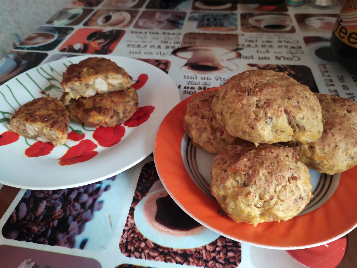 Котлеты на сковороде слева, справа ленивые пирожки-получилось намного вкуснее
