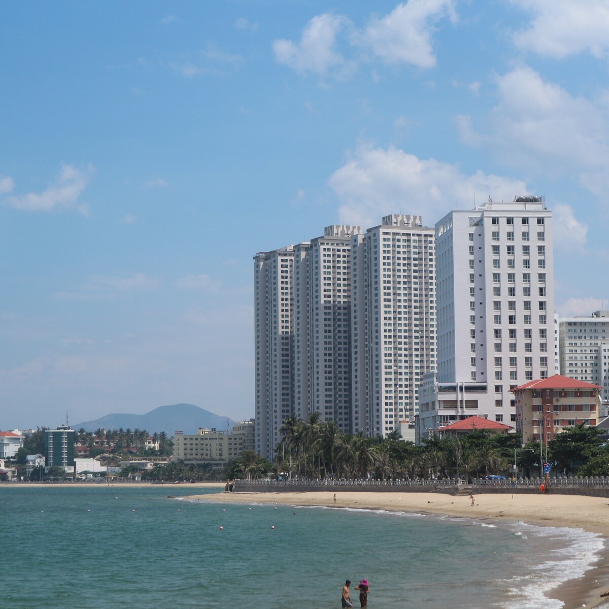 Это, пожалуй, самое заметное здание на севере Нячанга. По крайней мере, пока