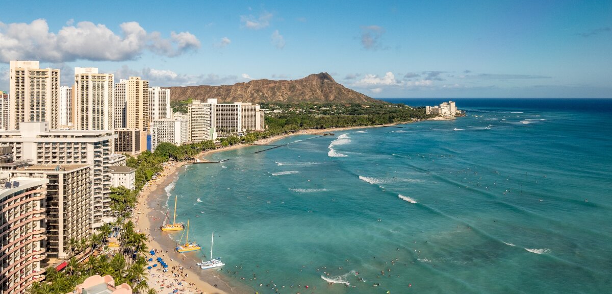 Пляж Вайкики(Waikiki Beach) - популярный пляж у серферов, с шикарными отелями на берегу.