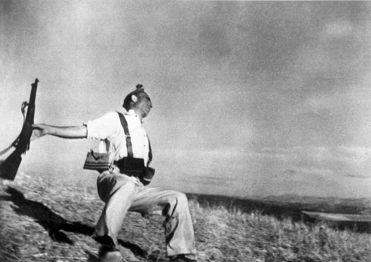 "Смерть республиканца" - фотография Роберата Капы.