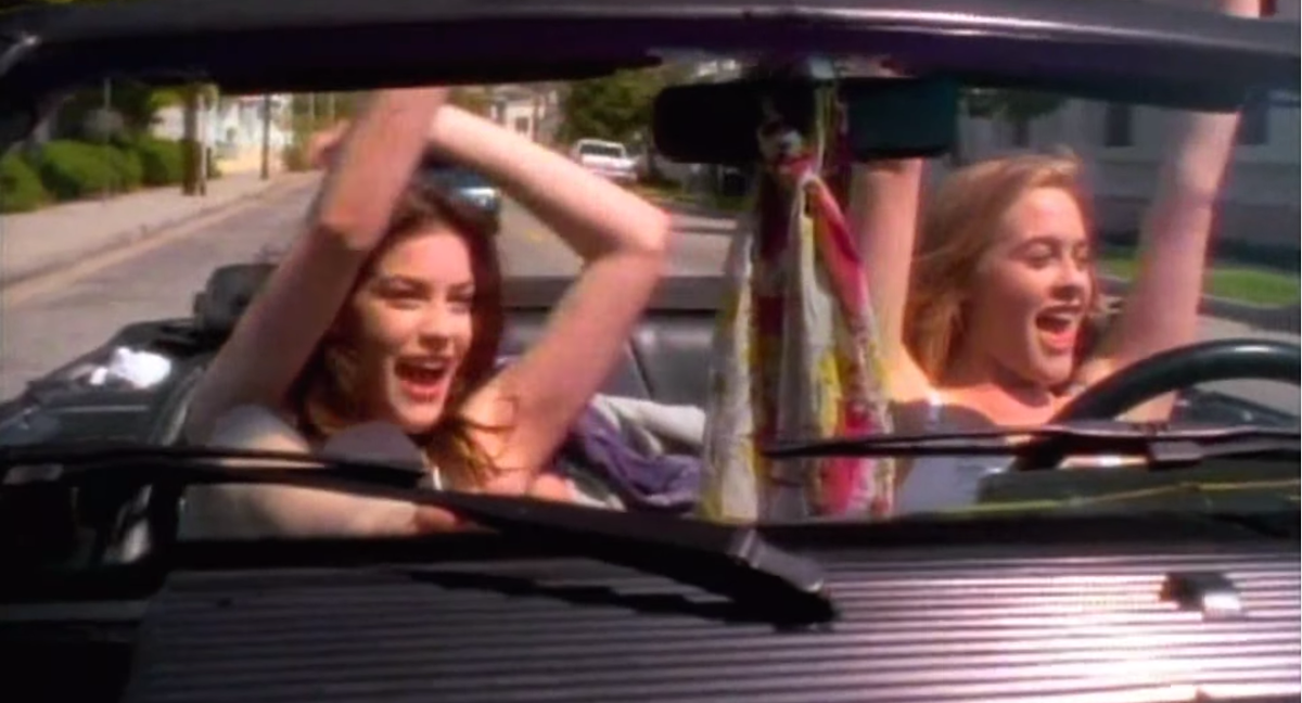 Лив Тайлер и Алисия Сильверстоун в клипе Aerosmith - Crazy. 