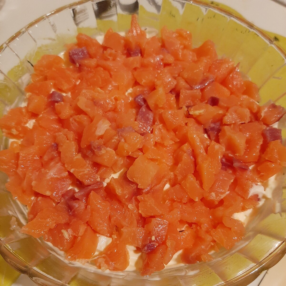 Слоеный салат с красной рыбой