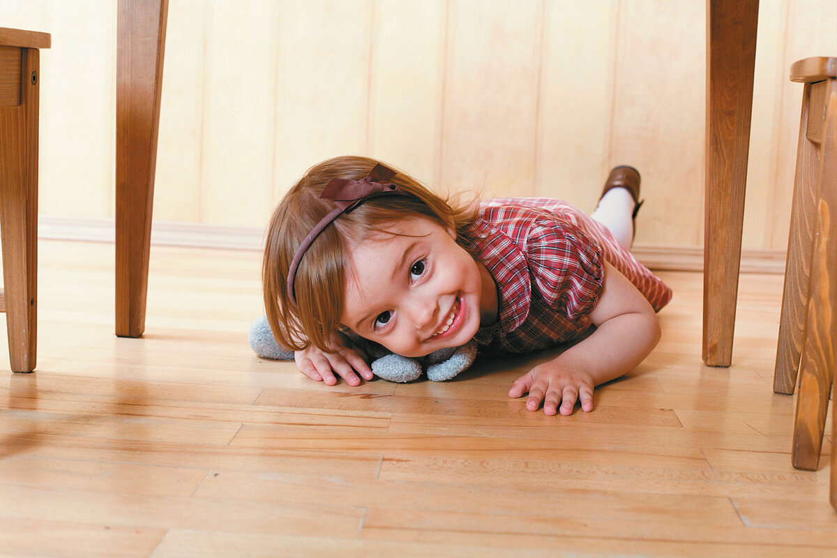 On the floor. Пол ребенка. Ребенок лежит на полу. Ребенок на ламинате. Девочка лежит на полу.