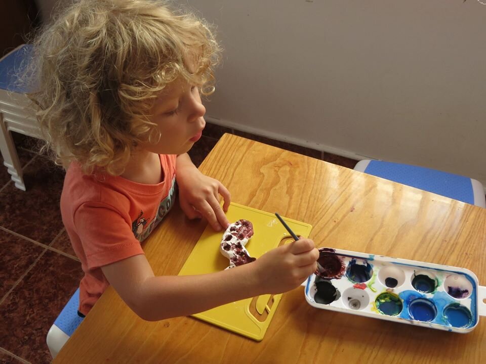 В занимальне, куда мы попали, были русские педагоги. Поэтому много времени уделялось занятиям, в том числе и всяческим прикладным. Мы не ходили в Болгарии в государственные сады, так что не могу говорить об их образовательной программе. Насколько знаю от друзей, везде поразному. Где-то так же много занимаются с детками, а где-то все сводится к обычному присмотру, а полноценные занятия начинаются только в подготовительных к школе группах.