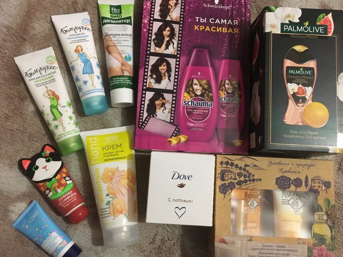 Слева хорошие недорогие крема, справа 4 набора с разными штучками