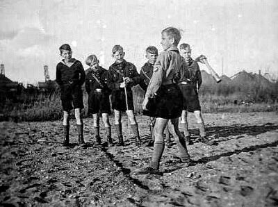 дети Гитлерюгенда метают учебные гранаты. в 1945 эти дети сожгут много наших танков