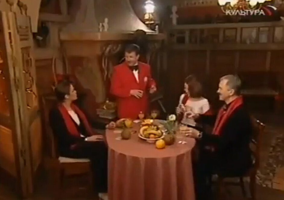 Гости и ведущий за столом. Кадр из передачи "Блеф Клуб"