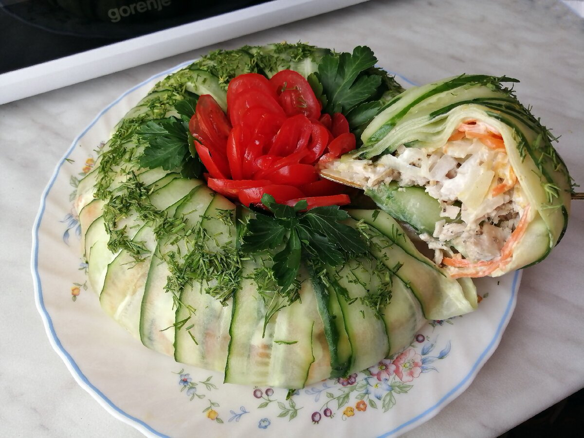 Праздничный салат с курицей и огурцами