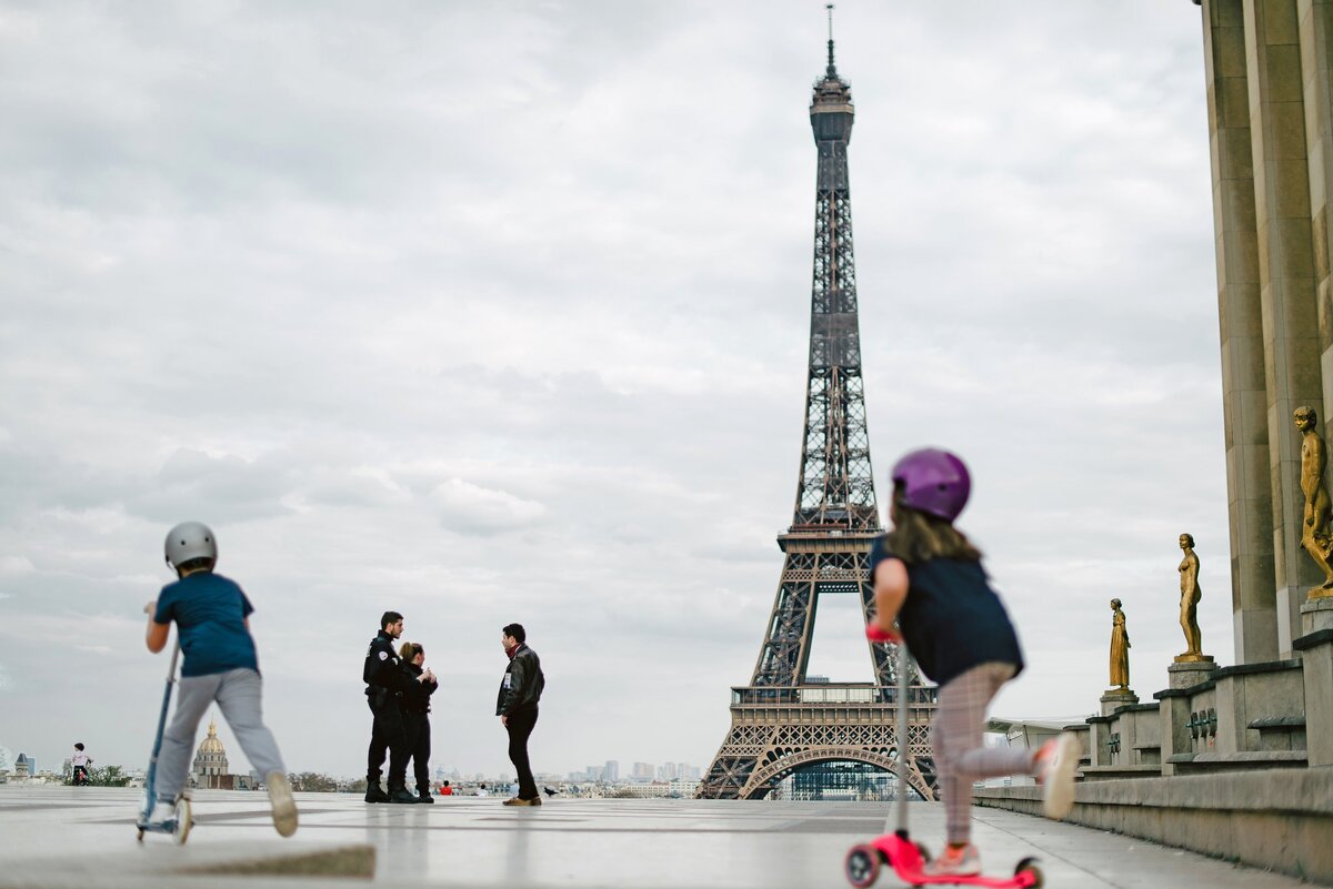 Полицейские в Париже проверяют наличие сертификатов, которые люди должны предъявлять, когда они на улице.  Дмитрий Костюков
