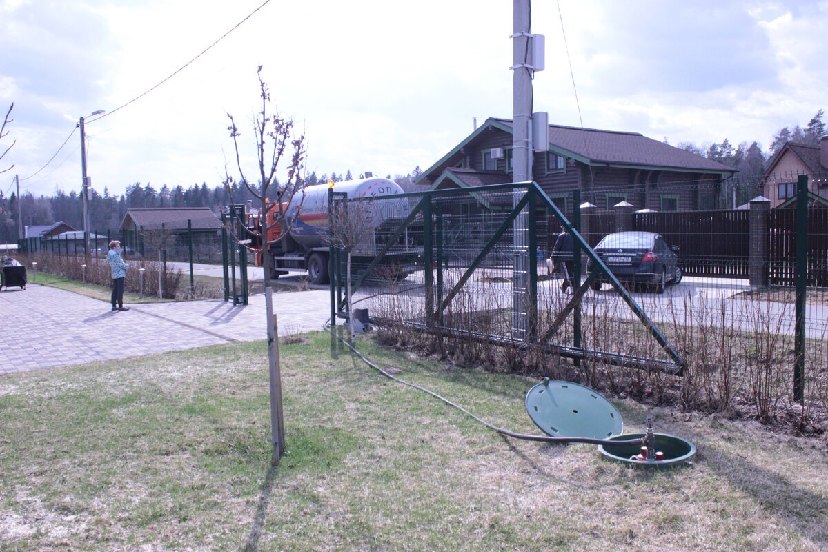 Заправка газгольдера пропан-бутаном.