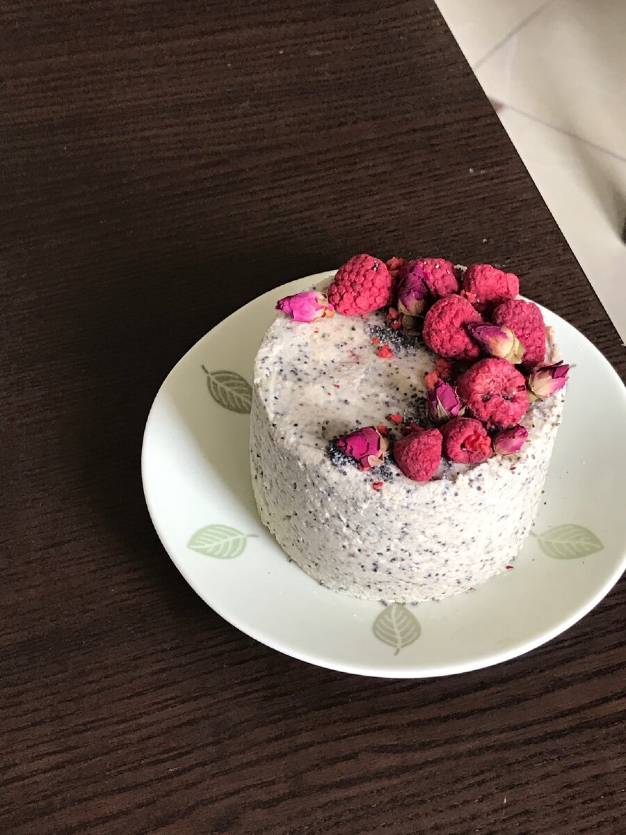 «Нетворожная» пасха с маком и ягодами