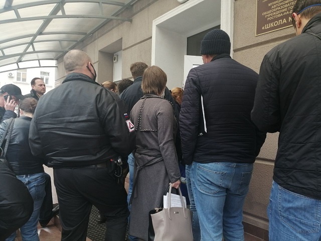 Перед заветной дверью пункта выдачи в Советском районе