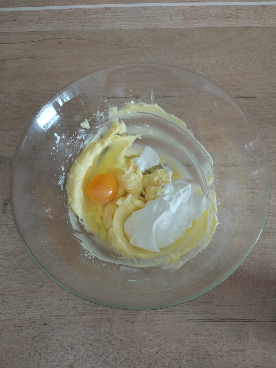 К сливочному маслу добавить яйцо и сметану.