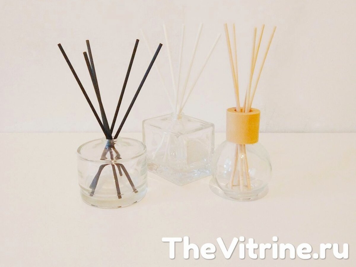 Ротанговые палочки: черные из фибры, белые из фибры и ротанговые. Фото принадлежит Thevitrine.ru