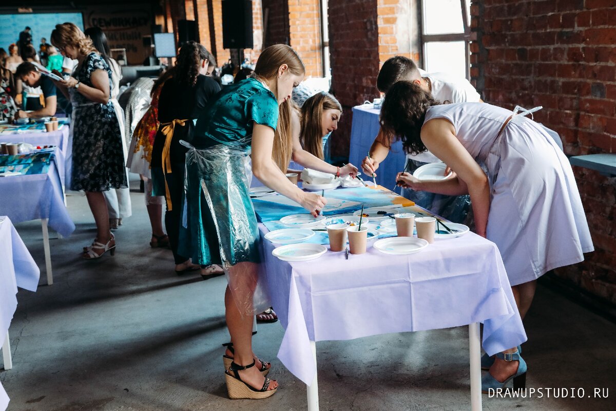Каждый сотрудник на арт тимбилдинге  участвует в создании корпоративного шедевра