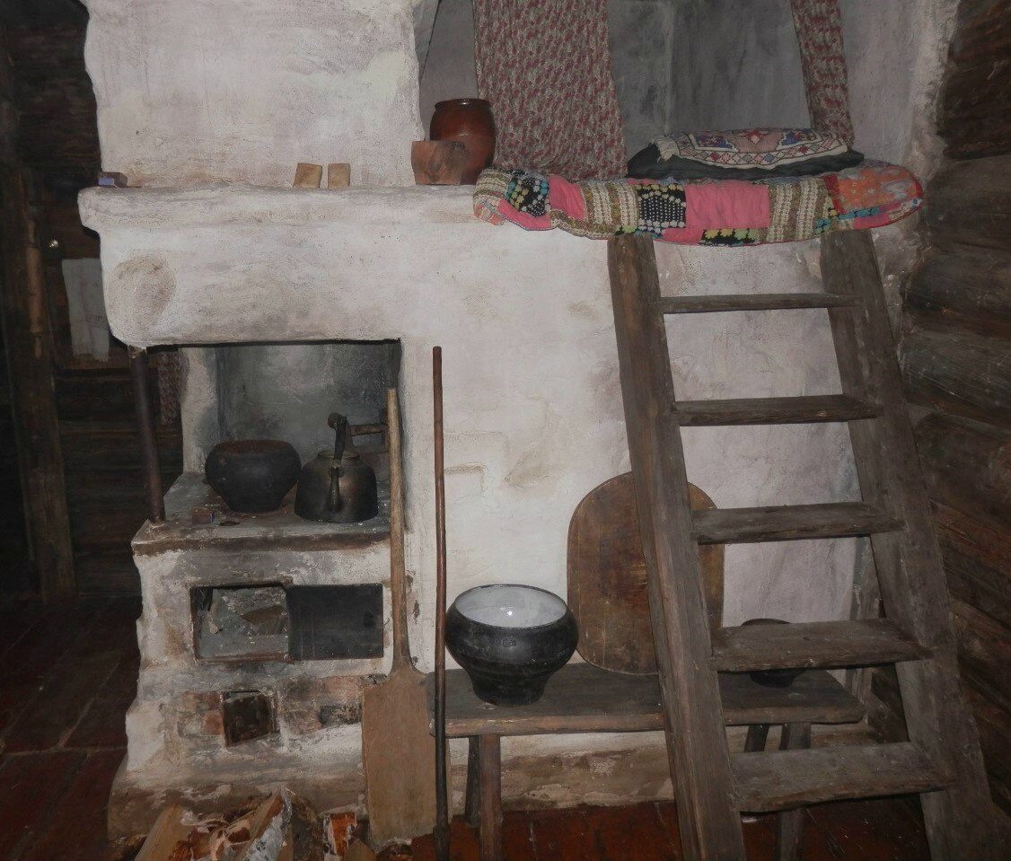 старинные русские печи в деревенском доме фото
