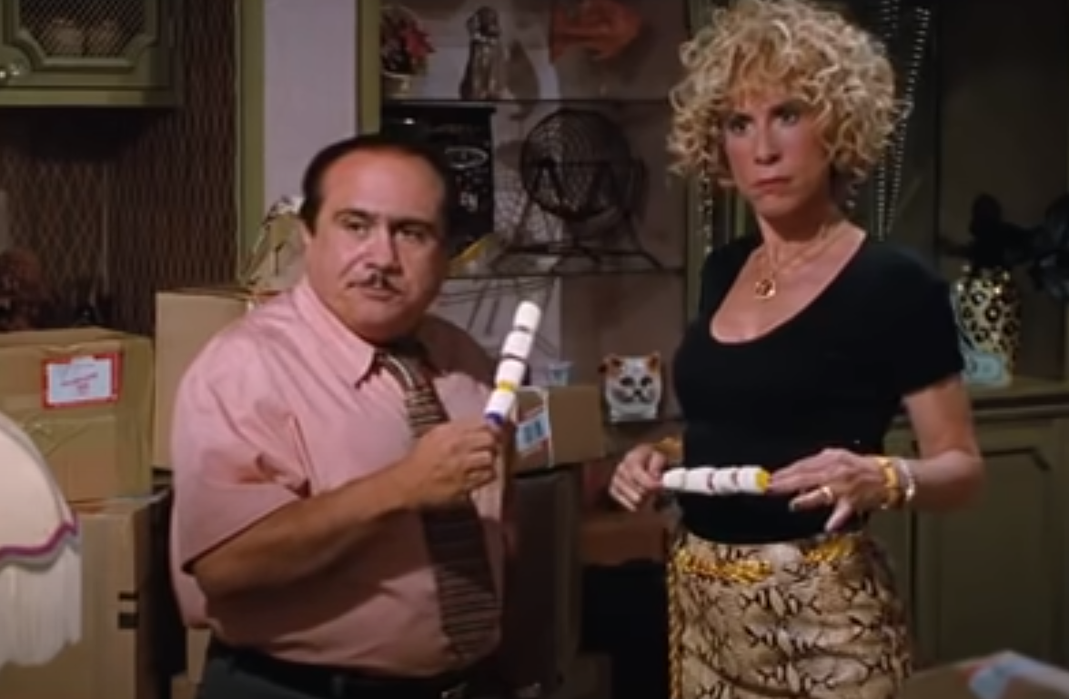 Кадр из фильма Матильда, 1996 года, маршмеллоу в руках актеров.