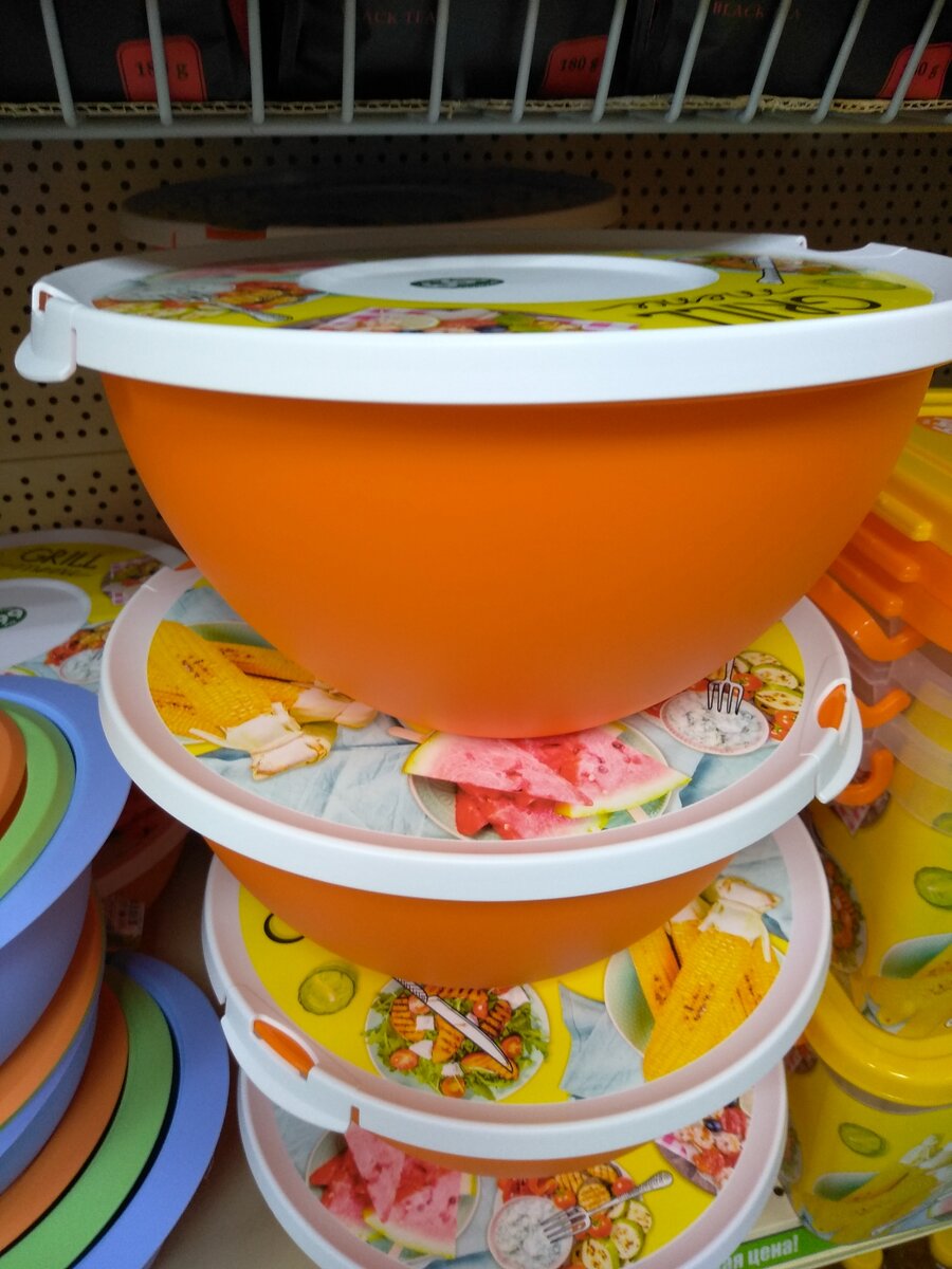 Всем доброго дня!  Мы как и все сейчас сидим дома на самоизоляции, но за продуктами изредка,  но выходить надо. Зашла Фикс Прайс купить кое-что по мелочах, и самое главное коту корм, сделала немного фотографий новинок . Давайте смотреть вместе, что нового появилось на полочках магазина.