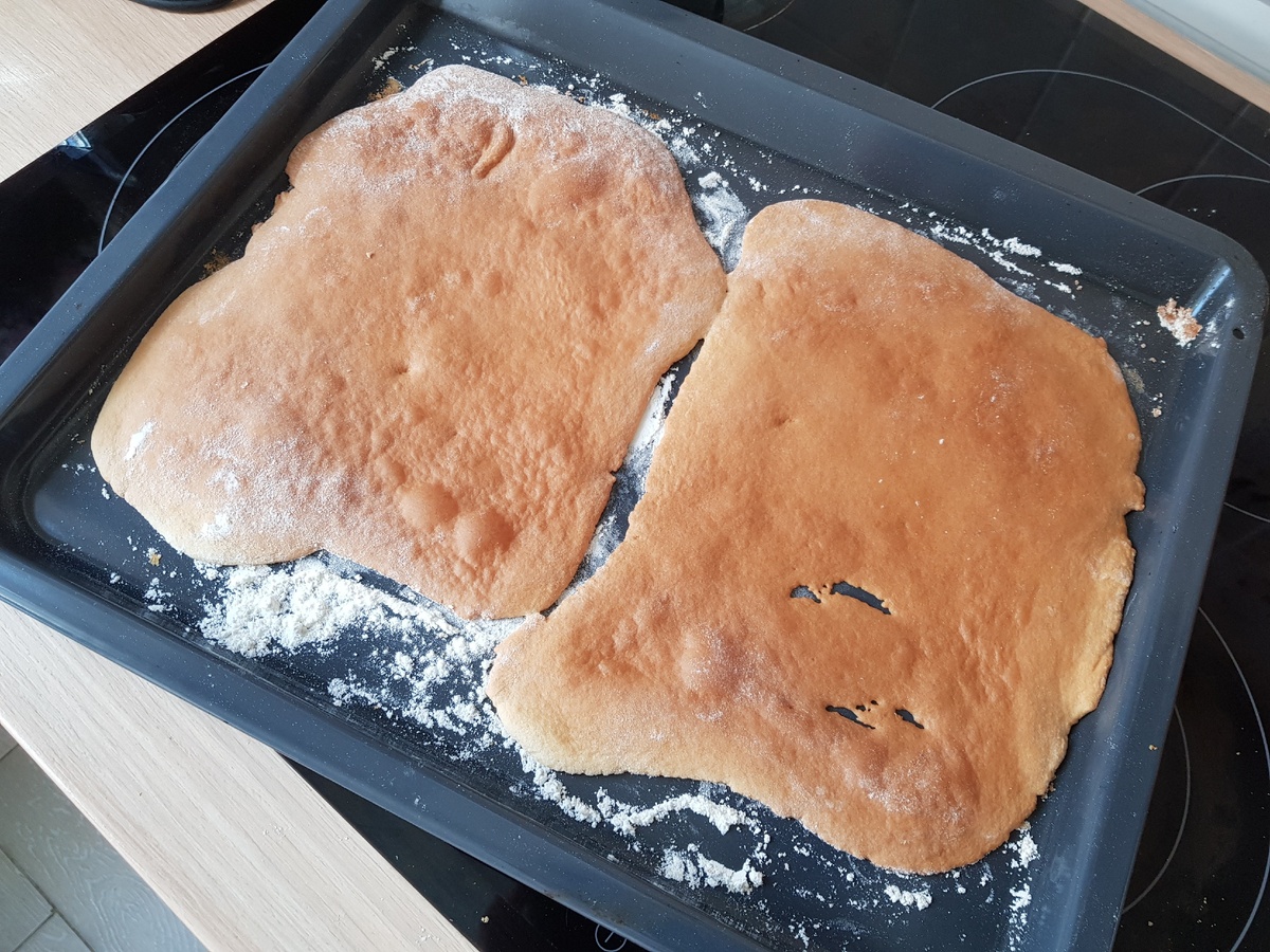 Коржи должны стать золотистыми.