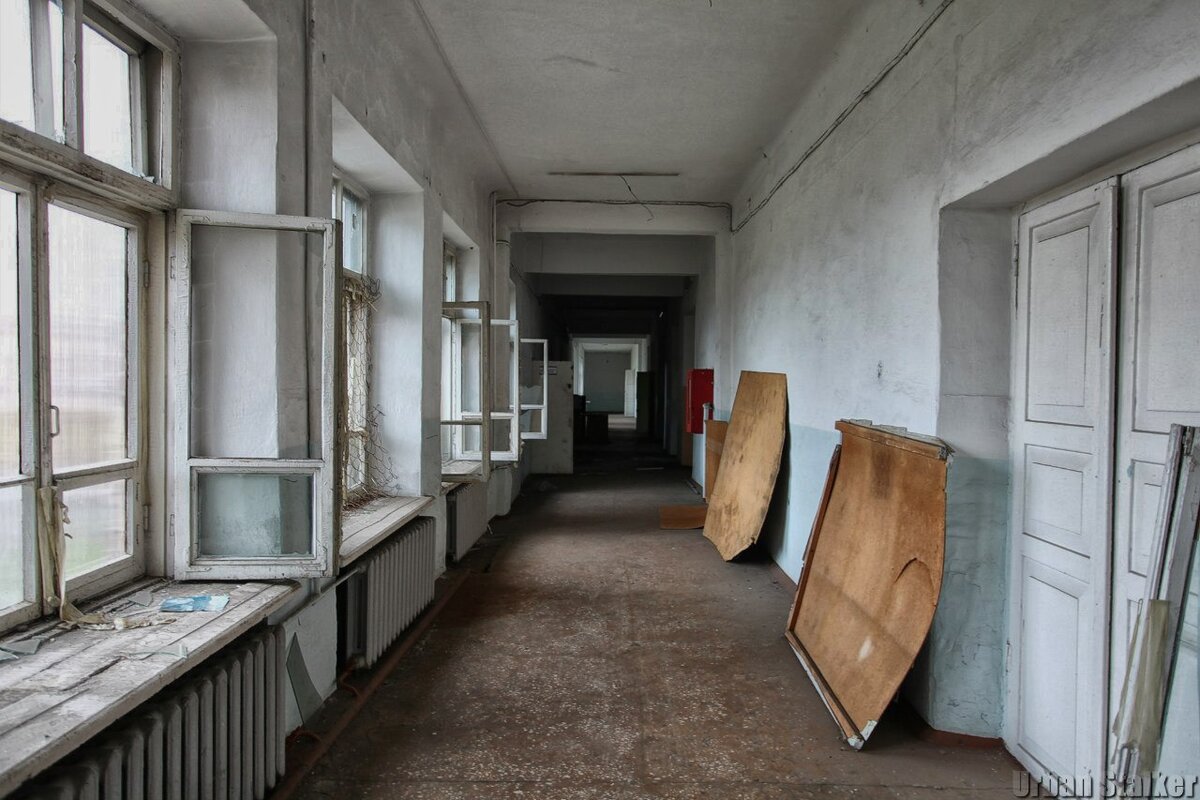 Он и сам много раз замечал, что стены, пол, потолок, парты и доски словно имеют свой голос.