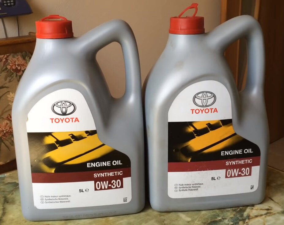 Листайте. Здесь в целом видно, что канистры и этикетки разные по форме, обрезке краев и оформлению. Справа - купленный у официалов "оригинал", слева - скорее всего, подделка.