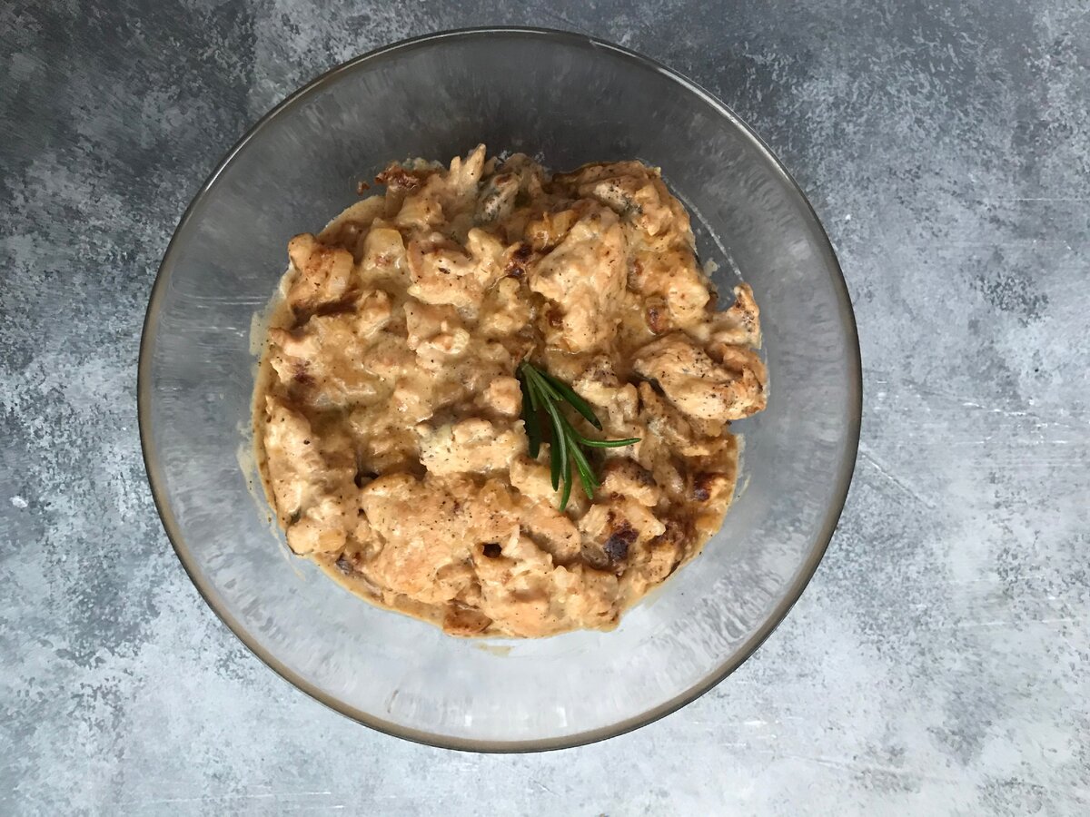 Индейка, тушеная в сметане.