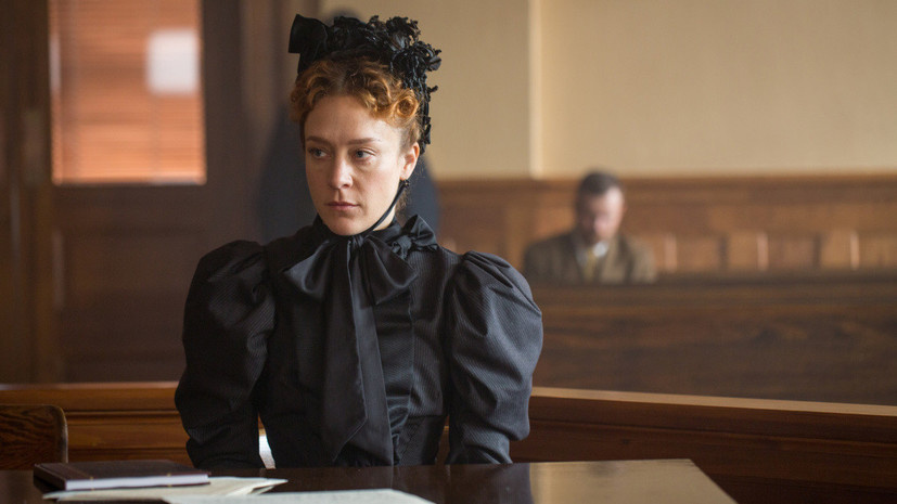  В четверг, 7 февраля, на экраны выходит драматический триллер «Месть Лиззи Борден» — очередная экранизация событий 1892 года. Тогда в Массачусетсе было совершено одно из самых громких убийств в истории. По версии обвинения, Борден — дочь зажиточных предпринимателей США — утром 4 августа зарубила топором своих отца и мачеху. Это дело вызвало широкий общественный резонанс, однако суд присяжных единогласно оправдал подозреваемую. Как Лиззи удалось избежать виселицы и почему сегодня о ней продолжают снимать кино — в материале RT.