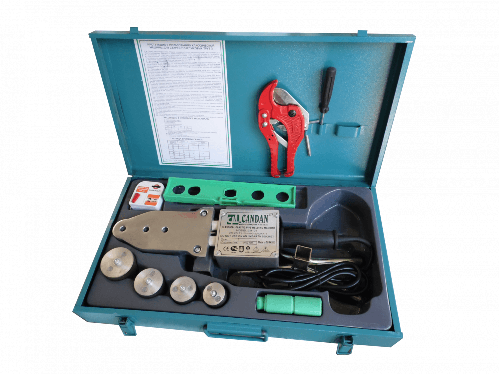 Отрывает список турецкий паяльник, который отлично подходит для пайки ПП труб в домашних условиях. Продается в металлическом кейсе и в наборе обычно прилагаются: ножницы для резки изделий, уровень, рулетка, штатив. Довольно богатая комплектация, если сравнить с аналогами той же ценовой категории. Рабочая область сделана из нержавеющей стали, а нагревательный элемент имеет два контура, общей мощностью 1500 Вт.