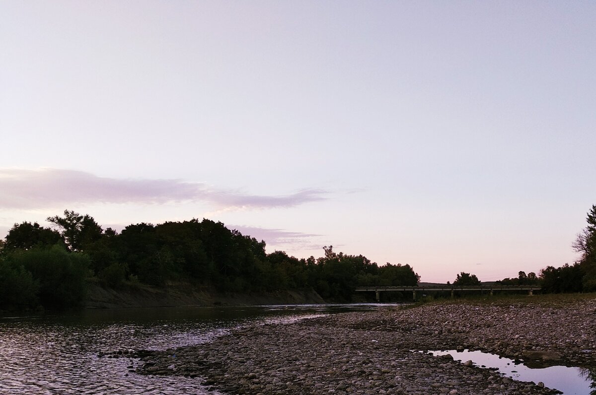 Рядом протекают горные речушки (которые иногда, как и все горцы могут "выйти из себя" и устроить масштабный потоп со всеми вытекающими). Но наш дом на горе и вне зоны подтопления (повезло).