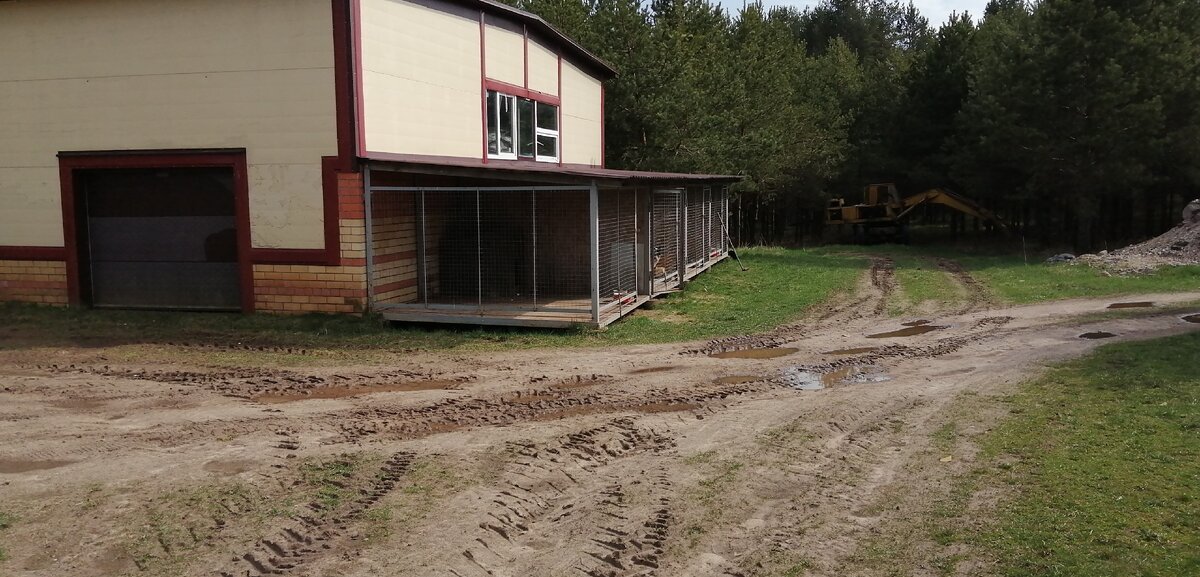 Вольер издали