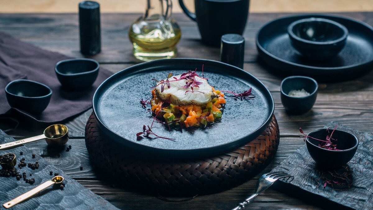 Стейк из малоглазого макруруса с овощным соте. Фото: креативное агентство Volna