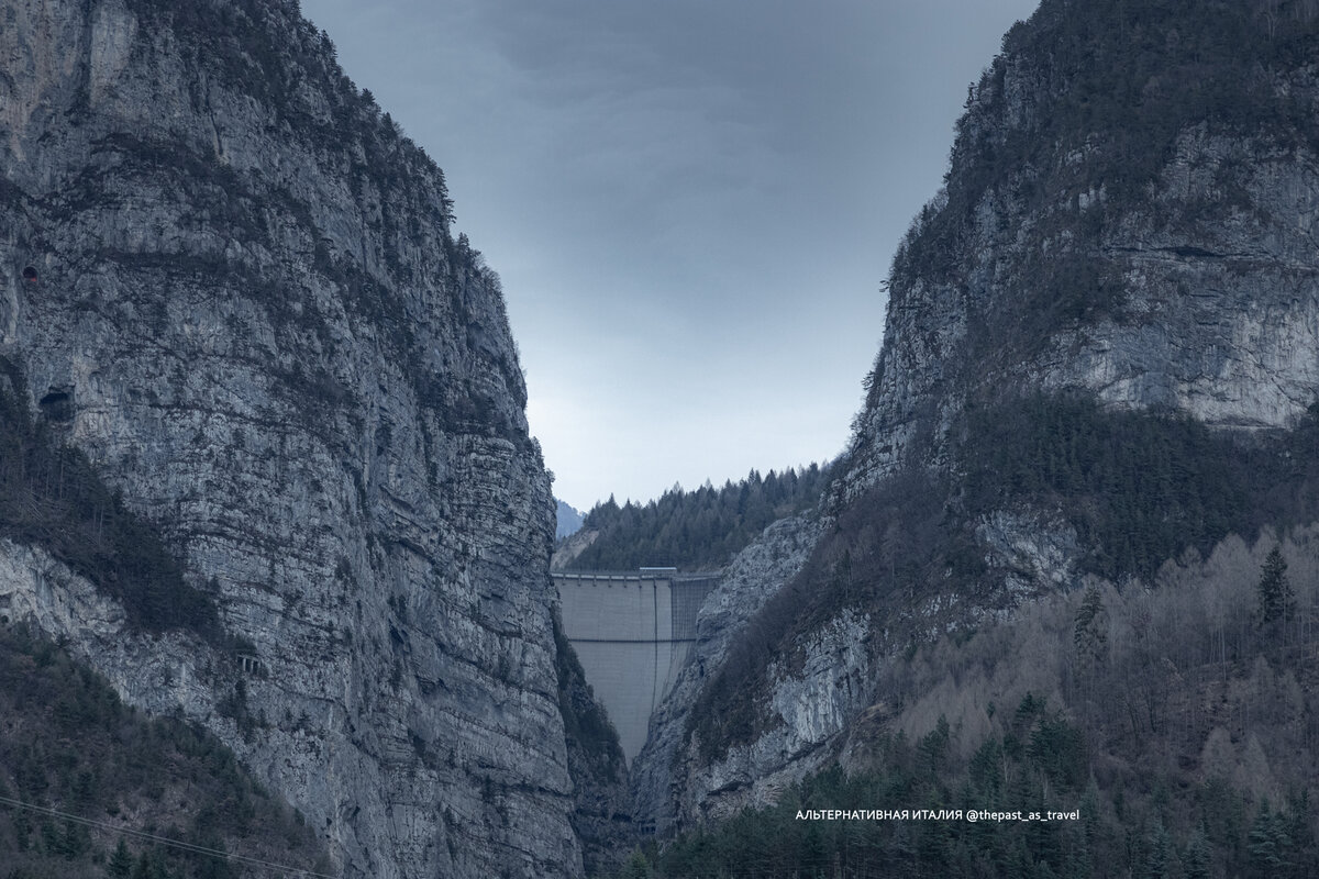 Фото плотины. Вид с дороги