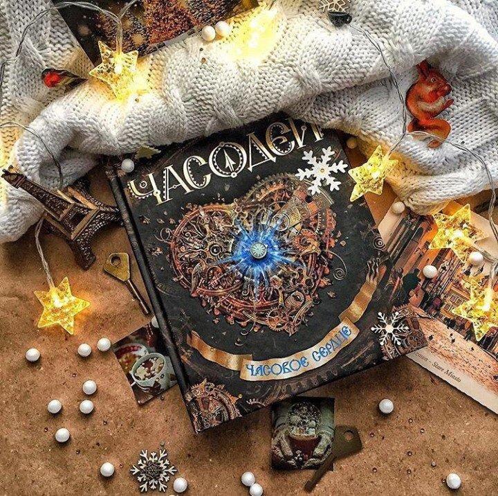 Проработанный и объёмный дизайн прямо-таки дышит стимпанком, детализирована каждая шестерёнка, каждая часовая стрела, пружинка и зубчик.