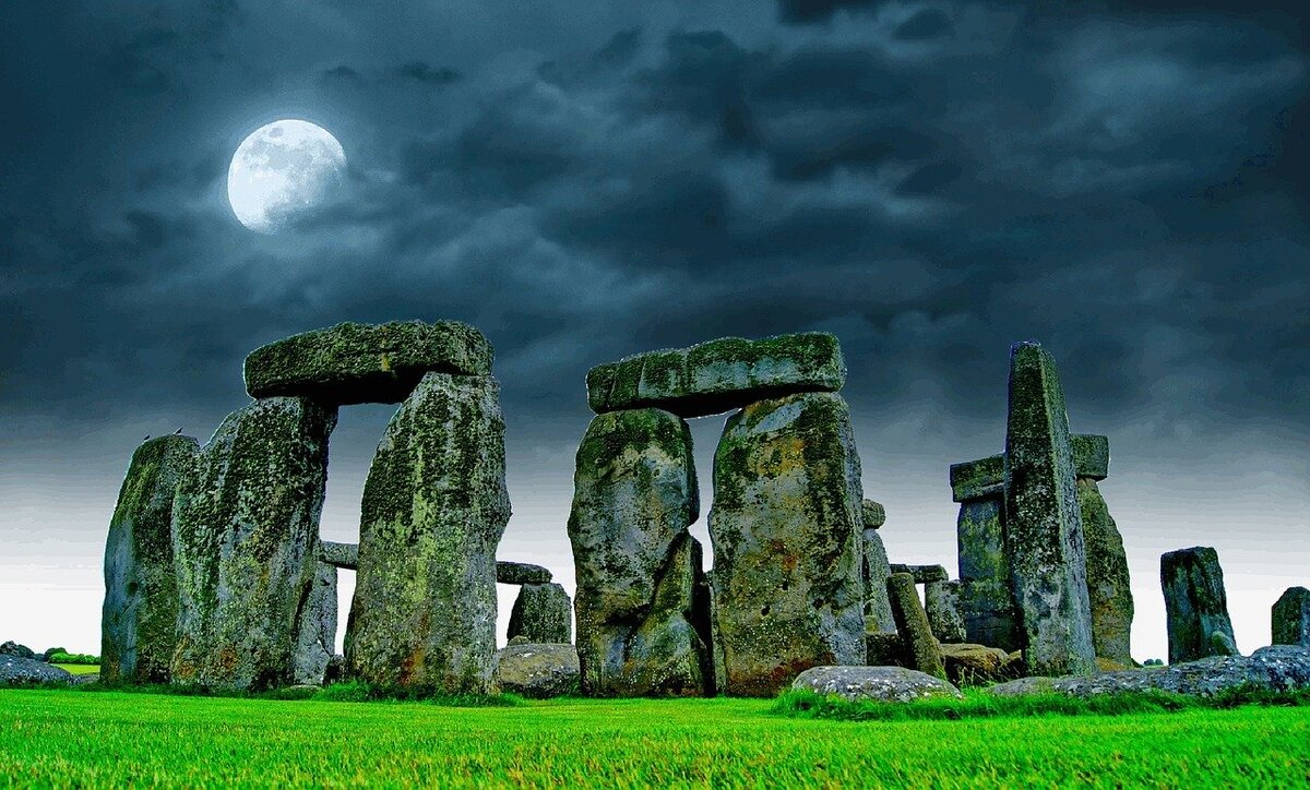https://cdn.pixabay.com/photo/2015/04/27/06/15/stonehenge-741485_1280.jpg