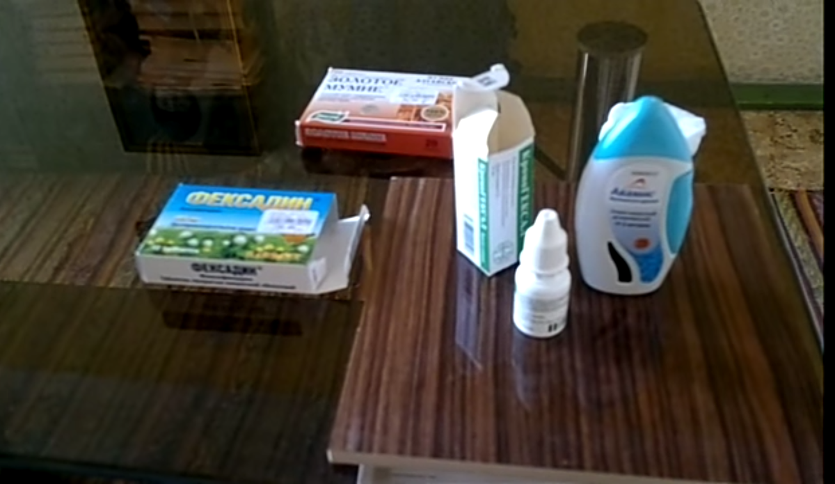 Здравствуйте дорогие друзья. Сегодня поговорим о проблеме, знакомой очень многим из нас, об аллергии. 
     Я предложу вам самые доступные и эффективные методы народной медицины, при лечении этого недуга..
  Мы все хорошо знаем, что когда человек вступает в контакт с аллергеном, реакция его иммунной системы, способна вызвать головную боль, расстройство нервной системы, покраснение и зуд кожи, заполнить слизью носовые пазухи, вызвать отёк лёгких и дыхательных путей, отрицательно повлиять на пищеварительную  систему. Практически, так или иначе, все органы человеческого организма могут быть подвержены отрицательному воздействию различных аллергенов. 
   Лечение аллергии. Шесть сборов трав и их применение. 
      Аллергия может протекать в мягкой форме - это могут быть незначительные раздражения, при соприкосновении с аллергеном и в тяжёлой, вплоть до оттёков и шока, состоянии, угрожающего жизни человека. Чаще всего аллергии подвержены люди, в роду у которых уже наблюдались случаи аллергии и конечно же дети.
 Существуют определённые правила  приема травяных сборов и они заключаются в следующем : в основном такие сборы принимаются по 1/3 , или 1/2 стакана, за 30 - 40 минут до еды. Одновременный приём синтетических медицинских препаратов и травяных сборов, не рекомендуется ! Между двумя этими лекарственными приёмами, должен быть перерыв не менее одного часа. Сборы рекомендуется принимать по следующей схеме : две недели приёма - две недели перерыв, далее повторить, ещё две недели приёма и две недели перерыва. Затем, продолжая курс лечения, желательно сменить сбор и принимать его по такой же схеме. Курсовая схема состава трав, позволяет на много улучшить эффективность лечения и получить отличный результат состояния своего здоровья. 
 Перед тем как принимать тот, или иной сбор, не забывайте изучить противопоказания в применении трав, входящих в состав данного сбора, лично для вас, по тем, или иным причинам. 
   1 СБОР : 
 Ромашка 10 г и цветка клевера лугового, тоже 10 г.
 Способ применения : одну столовую ложку сбора заливаем 200 мл кипятка, настаиваем один час и принимаем от 1 ст ложки, до 1/2 стакана, 3-4 раза в сутки,  за 20-30 минут до еды.
   2  СБОР :
  Цветки калины - 5 гр, корень и корневища солодки - 8 гр, корень и корневище девясила - 3 гр, листья шалфея - 2 гр, листья мяты - 2 гр, хвоща полевого - 5 гр . Способ применения этого сбора - одна чайная ложка заливается одним стаканом кипятка, настаивается 6-8 часов в термосе и принимается от 1 чайной ложки, до 1/2 стакана , 5-6 раз в сутки за 15-20 минут до еды. 
    3   СБОР : 
    Трава тысячелистника - 5 гр, цветки ромашки - 5 гр, листья репки малой - 10 гр, корень шлемника байкальского - 3 гр, листья малины - 5 гр, корневище пырея - 3 гр, соцветие пижмы - 2 гр. Способ приготовления и применения такой же, как в предыдущем рецепте. 
    4.  СБОР :
    Листья мать и мачехи - 10 гр, цветки ромашки лекарственной - 10 гр, трава череда - 10 гр, трава полевого хвоща - 3 гр, трава чистотела - 1 гр. Способ приготовления и применения такова :  1 ст ложка заливается 200 мл кипятка, настаивается 1 час и употребляется от 1 ч. ложки до 1/2 стакана, 3-4 раза в сутки .
     5  СБОР : 
   Цветки и листья алтея лекарственного - 12 гр, трава фиалки трёхцветной - 12 гр, листья мать и мачехи - 12 гр, трава донника лекарственного - 12 гр,  веточки, или цветки калины - 12 гр.  Способ приготовления и применения : тот же самый, что и в предыдущем рецепте.
    6. СБОР : 
   Зверобой - 4 ст ложки,  хвощ полевой - 2 ст ложки, кукурузные рыльца - 1 ст ложка, шиповник, плоды толчёные - 4 ст ложки. Всё хорошо перемешать. Настой готовится : одна ст ложка на полтора стакана воды. Можно сделать настой , сразу на 2 - 3 дня. В эмалированной кастрюле, залить этот сбор холодной водой и дать настояться ночь. Утром поставить на огонь, довести до кипения, но не кипятить и снять с огня, укутать на 4 часа и процедить. Принимать один стакан, в течении дня , в три приёма , до еды. Хранить в холодильнике. И через месяц начнется выздоровление. Лечится необходимо курсами, 6 месяцев.  
  Здоровья вам, друзья ! 
 Подписывайтесь на канал!