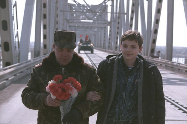 Генерал Громов и его старший сын Максим, Мост Дружбы, 1989 год. Фото из открытых источников